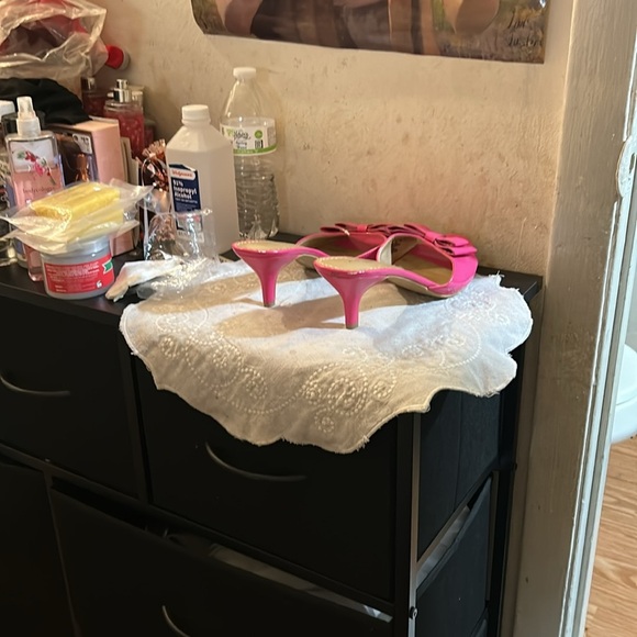 Jaclyn Smith Hot Pink Bow Heels - Picture 4 of 10